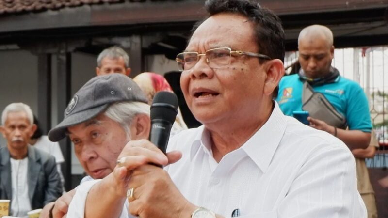 Foto kenangan Kang Uu Rukmana bersama Almarhum Gugum Gumbira Tirasondjaja saat Sawala Budaya yang diselenggarakan di Kalang Budaya Dinas Kebudayaan dan pariwisata Jawa Barat Jalan Riau 209 Kota Bandung.