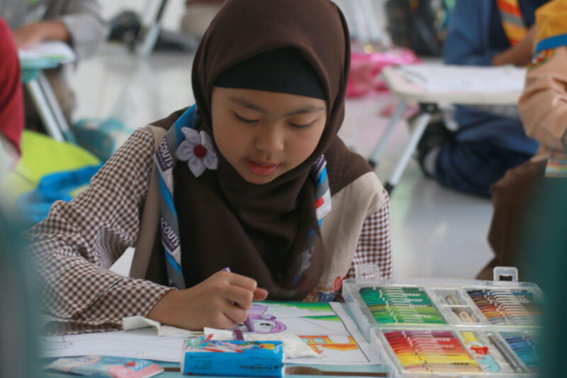 Salah satu peserta lomba mewarnai dalam festival Gema Ramadan 1445H Kwartir Cabang Pramuka Kabupaten Bandung