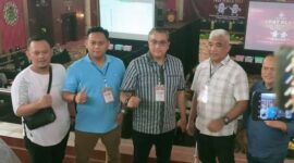 Dede Yusuf didampingi ketua DPC Demokrat Kabupaten Bandung saat memantau rekapitulasi penghitungan suara tingkat KPU Kabupaten Bandung di Sutan Raja Hotel, Soreang. Minggu (3/3/2024)