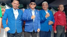 Ketua DPC Demokrat Kabupatrn Bandung H. Saeful Bachri, S.H. M.A.P  (Kanan) didampingi Bakomstra Jawa Barat Dr M.A Hailuki (tengah) dan Sekjen Partai Demokrat DPC Kabupaten Bandung Billy Maulana (kiri) 