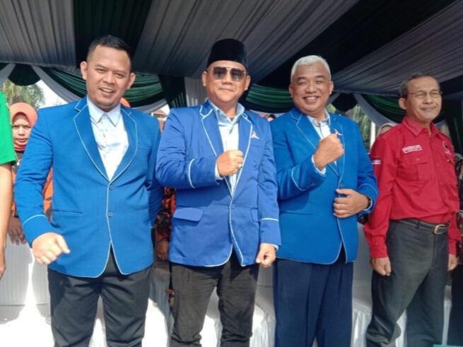 Ketua DPC Demokrat Kabupatrn Bandung H. Saeful Bachri, S.H. M.A.P  (Kanan) didampingi Bakomstra Jawa Barat Dr M.A Hailuki (tengah) dan Sekjen Partai Demokrat DPC Kabupaten Bandung Billy Maulana (kiri) 