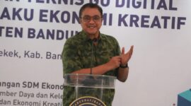 Wakil Ketua Komisi X DPR Dede Yusuf saat membuka bimtek Kemenparekraf di Rancaekek, Kabupaten Bandung (28/4/2024)