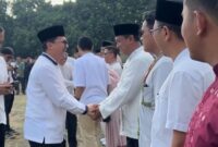 Wakil Bupati Bandung Sahrul Gunawan berkeliling berjabat tangan dengan para ASN usai upacara perdana pasaca libur Hari Raya Idul Fitri 1445H.