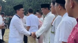 Wakil Bupati Bandung Sahrul Gunawan berkeliling berjabat tangan dengan para ASN usai upacara perdana pasaca libur Hari Raya Idul Fitri 1445H.