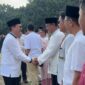 Wakil Bupati Bandung Sahrul Gunawan berkeliling berjabat tangan dengan para ASN usai upacara perdana pasaca libur Hari Raya Idul Fitri 1445H.