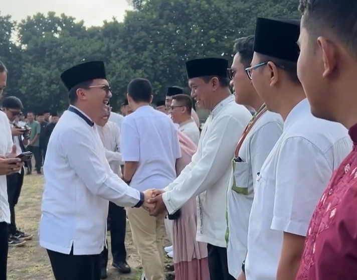 Wakil Bupati Bandung Sahrul Gunawan berkeliling berjabat tangan dengan para ASN usai upacara perdana pasaca libur Hari Raya Idul Fitri 1445H.