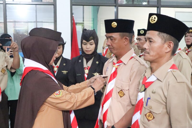 Ketua Kwarcab Kabupaten Bandung HJ. EMMA DETTY PERMANAWATI, S.Pd.I., M.M. Melantik Majlis Pembimbing dan Lembaga Pemeriksa Keuangan Kwartir Ranting Nagreg dan Kwartir Ranting Arjasari. Jumat (26/4/2024).