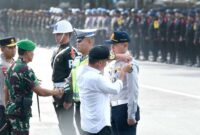 Penjabat Gubernur Jawa Barat Bey Machmudin menghadiri Apel Gelar Pasukan Operasi Kepolisian Terpusat Ketupat Lodaya 2024 di depan Gedung Sate, Jalan Diponegoro, Kota Bandung, Rabu (3/4/2024). 