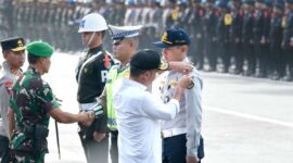 Penjabat Gubernur Jawa Barat Bey Machmudin menghadiri Apel Gelar Pasukan Operasi Kepolisian Terpusat Ketupat Lodaya 2024 di depan Gedung Sate, Jalan Diponegoro, Kota Bandung, Rabu (3/4/2024). 