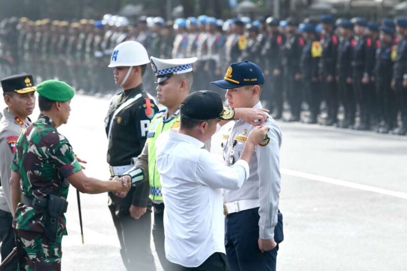 Penjabat Gubernur Jawa Barat Bey Machmudin menghadiri Apel Gelar Pasukan Operasi Kepolisian Terpusat Ketupat Lodaya 2024 di depan Gedung Sate, Jalan Diponegoro, Kota Bandung, Rabu (3/4/2024). 