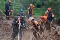 Tim SAR Gabungan saat melakukan pencarian korban bencana alam tanah longsor di Kampung Gintung Desa Cibenda Cipongkor Bandung Barat, upaya pencarian dan pertolongan korban bencana alam resmi dihentikan Senin 1 April 2024.