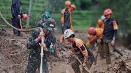 Tim SAR Gabungan saat melakukan pencarian korban bencana alam tanah longsor di Kampung Gintung Desa Cibenda Cipongkor Bandung Barat, upaya pencarian dan pertolongan korban bencana alam resmi dihentikan Senin 1 April 2024.