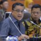 Wakil Ketua Komisi X DPR Dede Yusuf Macan Effendi saat memimpin rapat kerja di Senayan. 
