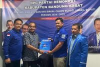 Usman Sayogi menyerahkan berkas pendaftaran bakal calon Bupati atau Wakil Bupati Kabupaten Bandung Barat, Kamis, (16 Mei 2024).