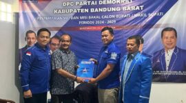 Usman Sayogi menyerahkan berkas pendaftaran bakal calon Bupati atau Wakil Bupati Kabupaten Bandung Barat, Kamis, (16 Mei 2024).