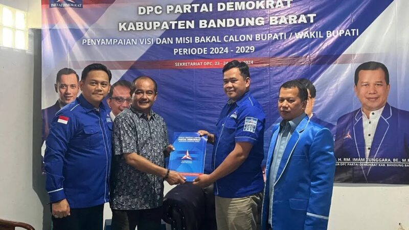 Usman Sayogi menyerahkan berkas pendaftaran bakal calon Bupati atau Wakil Bupati Kabupaten Bandung Barat, Kamis, (16 Mei 2024).