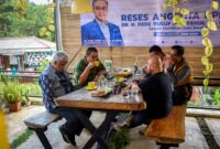 Dede Yusuf saat menikmati kopi khas Cilaja di Desa Girimekar, Kecamatan Cilengkrang, Kabupaten Bandung.