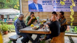 Dede Yusuf saat menikmati kopi khas Cilaja di Desa Girimekar, Kecamatan Cilengkrang, Kabupaten Bandung.