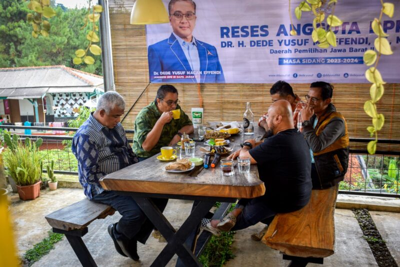 Dede Yusuf saat menikmati kopi khas Cilaja di Desa Girimekar, Kecamatan Cilengkrang, Kabupaten Bandung.