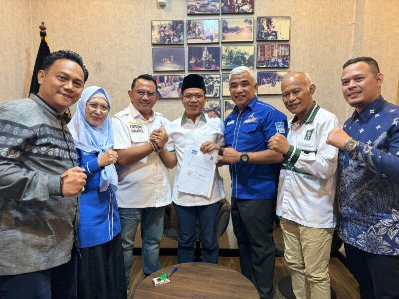 Penandatanganan Koalisi Partai Demokrat Kabupaten Bandung dengan PKB Kabupaten Bandung dalam Pilkada 2024 Disaksikan Ketua DPD Partai Demokrat Jawa Barat Anton Sukartono Suratto dan jajaran pengurus 