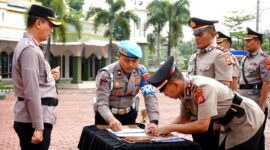 Kepala Satuan Lalulintas (Kasatlantas) serta delapan Kapolsek diganti dalam mutasi dilingkup Polresta Bandung.  Soreang, senin (13/05/2024)