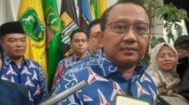 Ketua DPD Partai Demokrat Jabar Anton Sukartono bersama jajaran pengurus Demokrat Jabar sambangi Gedung Sate
