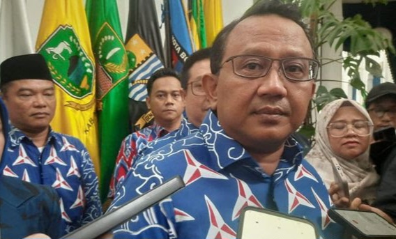 Ketua DPD Partai Demokrat Jabar Anton Sukartono bersama jajaran pengurus Demokrat Jabar sambangi Gedung Sate