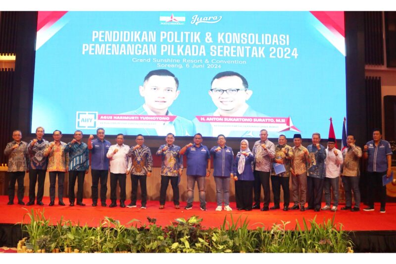 Dewan Pimpinan Pusat (DPP) Partai Demokrat menyerahkan surat tugas kepada 16 bakal calon kepala daerah di Jawa Barat yang bakal berkompetisi dalam Pilkada 2024