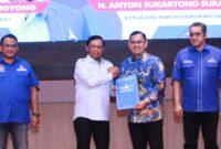 Kepala BPOKK Partai Demokrat Herman Khaeron serahkan surat tugas kepada para bakal calon. Prosesi acara dilaksanakan di Hotel Grand Sunshine Soreang, Kamis (6/6/2024).