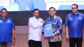 Kepala BPOKK Partai Demokrat Herman Khaeron serahkan surat tugas kepada para bakal calon. Prosesi acara dilaksanakan di Hotel Grand Sunshine Soreang, Kamis (6/6/2024).