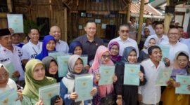 Menteri ATR/BPN Agus Harimurti Yudhoyono saat menyerahkan sertifikat tanah kepada salah seorang warga Kampung Kopo RW 05 Desa Kopo, Kecamatan Kutawaringin, Kabupaten Bandung, Minggu (9/6/2024)