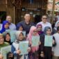 Menteri ATR/BPN Agus Harimurti Yudhoyono saat menyerahkan sertifikat tanah kepada salah seorang warga Kampung Kopo RW 05 Desa Kopo, Kecamatan Kutawaringin, Kabupaten Bandung, Minggu (9/6/2024)