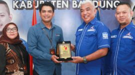 Ketua Bawaslu Kabupatem Bandung Kahfiana (Kiri) menyerahkan plakat kepada Ketua DPC Demokrat Kabupaten Bandung Saeful Bachri (kanan) di Graha Wirakarya, Ciparay. Selasa (11/6/2024). Foto YG-IBN