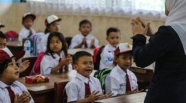Menteri Pendidikan Nadiem Makarim Resmi mensahkan Penetapan Usia calon siswa SD, aturan ini pada permendikbud no 1 tahun 2021, Kamis, (30/05/2024).