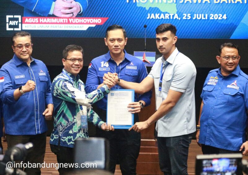 Ketua Umum Partai Demokrat Agus Harimurti Yudhoyono (AHY) menyerahkan langsung surat rekomendasi kepada Paslon Dadang Supriatna dan Ali Syakieb. Kamis (25/7/2024) foto YG-IBN