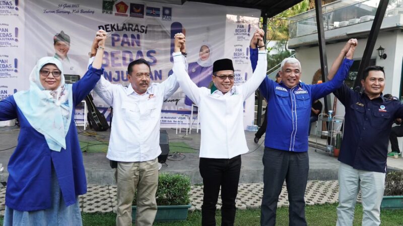 Ketua Partai Demokrat Kab. Bandung, H. Saeful Bachri (Kedua dari kanan) Hadiri Deklarasi PAN Bedas Lanjutkan di Soreang Kabupaten Bandung, Minggu (30/6).