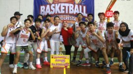 Tim Basket Putra Patriot Beezers saat mengangkat trofi juara turnamen Kapolres Cup U-16 di Gor Si Jalak Harupat, Kabupaten Bandung, Jumat 5 Juli 2024