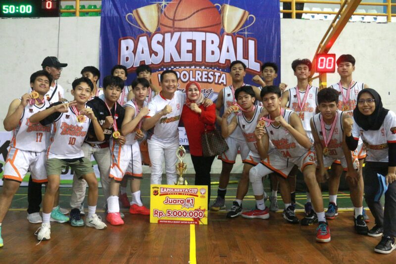 Tim Basket Putra Patriot Beezers saat mengangkat trofi juara turnamen Kapolres Cup U-16 di Gor Si Jalak Harupat, Kabupaten Bandung, Jumat 5 Juli 2024