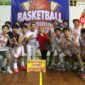 Tim Basket Putra Patriot Beezers saat mengangkat trofi juara turnamen Kapolres Cup U-16 di Gor Si Jalak Harupat, Kabupaten Bandung, Jumat 5 Juli 2024