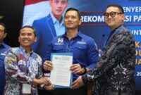 AHY Menyerahkan langsung surat rekomendasi ke Didik dan Gilang di Kantor DPP Partai Demokrat (20/7/2024).