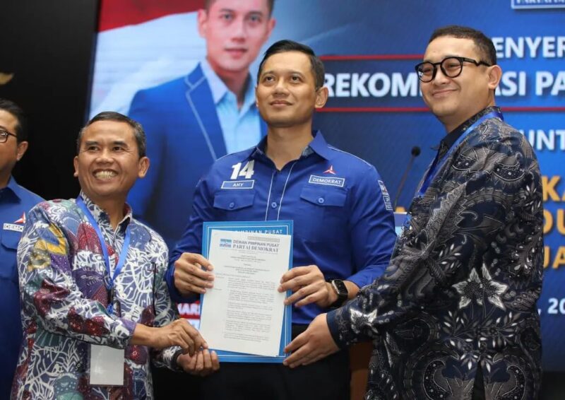 AHY Menyerahkan langsung surat rekomendasi ke Didik dan Gilang di Kantor DPP Partai Demokrat (20/7/2024).