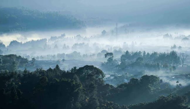 Himbauan BMKG untuk warga Jabar prakiraan suhu udara lebih dingin hingga cuaca ekstrem berupa hujan lebat disertai petir dan angin kencang.