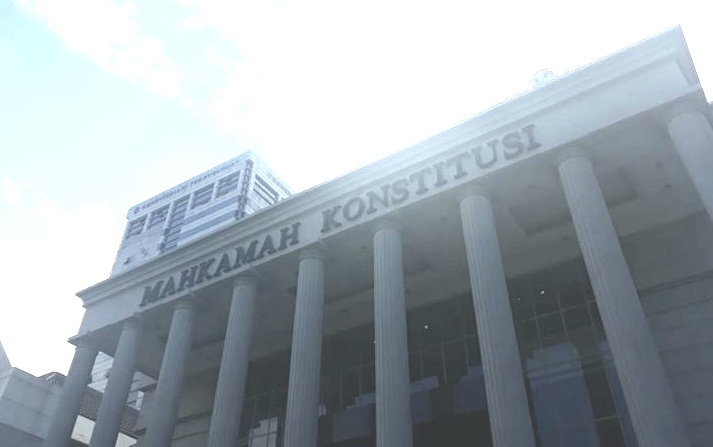 Mahkamah Konatitusi (MK), memutuska bahwa ambang bataa (threshold) pencalonan kepala daerah tidak lagi sebesar 25 persen perolehan suara partai politik hasil Pileg DPRD sebelumnya atau 20 persen kursi DPRD .