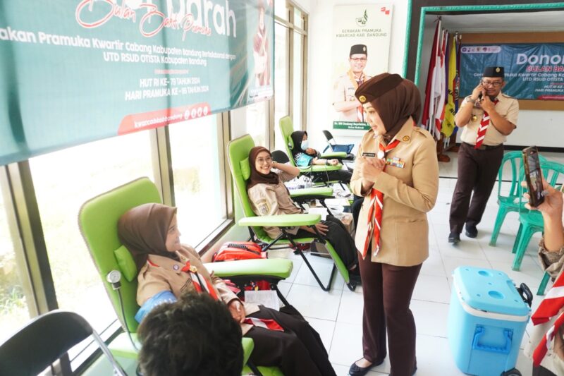 Ketua Gerakan Pramuka Kwartir Daerah Jawa Barat Kak Atalia Praratya saat meninjau pelaksanaan donor darah Markas Kwarcab Kabupaten Bandung dalam pelaksanaan Bulan Peduli Pramuka. Baleendah. Jumat (9/8/2024) foto Kak Dadi-Kabbdg