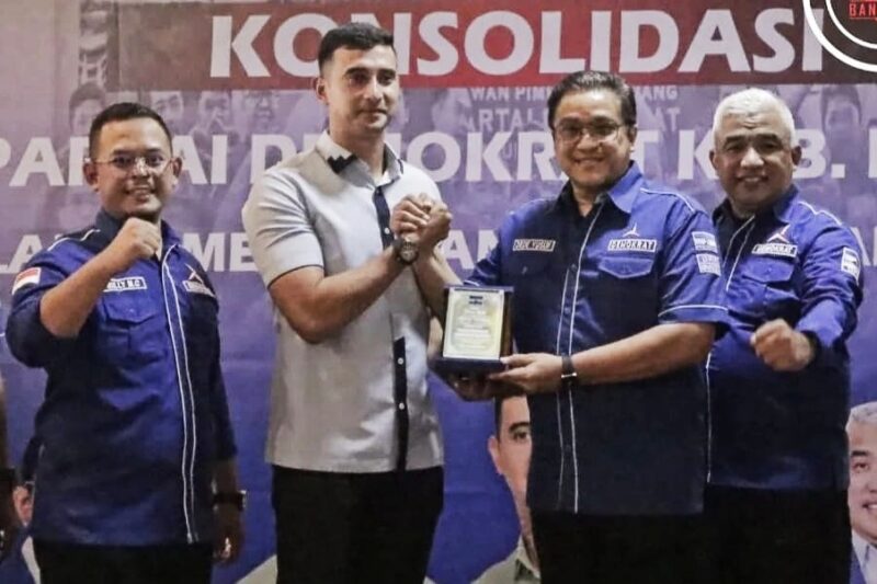 Ketua Dewan Pertimbangan Partai Demokrat Jawa Barat Dede Yusuf Optimis Pasangan Bedas akan memenangi pilkada Kabupaten Bandung. Ciparay, senin (12/8/2024)