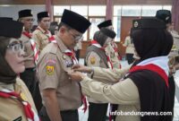 Ketua Gerakan Pramuka Kwarcab Kabupaten Bandung Kak Hj. Emma Dety melantik Pimpinan, ketua dan pengurus saruan karya (saka) taruna bumi dan saka kalpataru di Gedung Dewi Sartika Soreang. Rabu (14/8/2024)