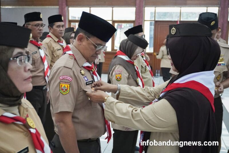 Ketua Gerakan Pramuka Kwarcab Kabupaten Bandung Kak Hj. Emma Dety melantik Pimpinan, ketua dan pengurus saruan karya (saka) taruna bumi dan saka kalpataru di Gedung Dewi Sartika Soreang. Rabu (14/8/2024)