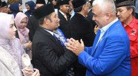 Ketua DPC Demokrat Kabupaten Bandung Saeful Bachri bersama  Anggota DPRD Kabupaten Bandung Fraksi Demokrat Raindra M Oto pada acara pelantikan. Soreang, senin (26/8/2024)