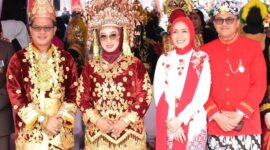 Bupati Bandung Dadang Supriatna beserta Wakil Bupati Bandung Sahrul Gunawan memakai pakaian adat pada upacara peringatan HUT RI ke-79 Tingkat Kabupaten Bandung. Soreang, sabtu (17/8/2024)