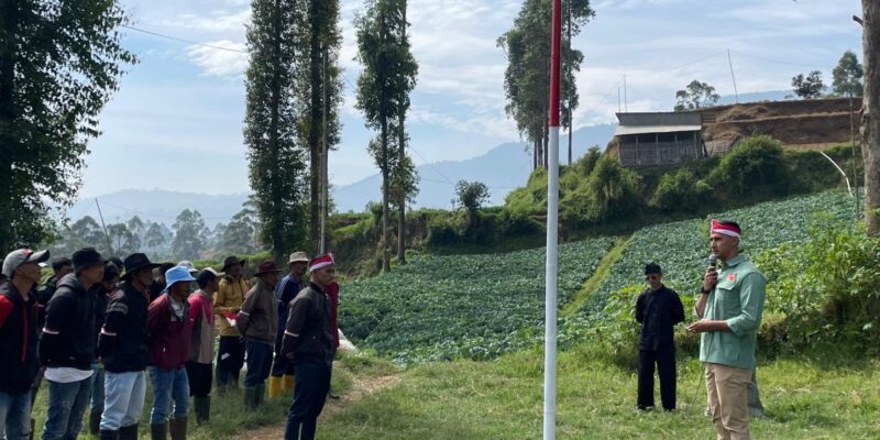 Bakal Calon Wakil Bupati Bandung Ali Syakieb memperingati HUT RI ke 79 bersama warga Kampung Goha Lebak Desa Tarumajaya Kecamatan Kertasari Kabupaten Bandung, Sabtu (17/8/2024),